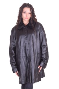 Красивая женская черная куртка